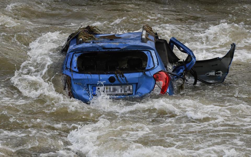 Die Wassermassen bei der Flutkatastrophe in Westdeutschland rissen alles mit. Auch Autos wurden zum Spielball der Flut. (Bild: Christof Stache / afp via Getty Images)