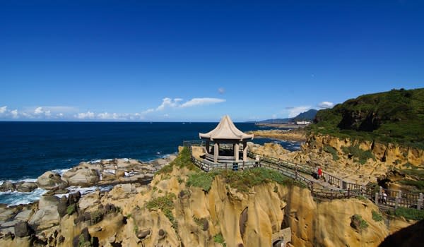 和平島公園最大亮點在於豐富壯觀的海蝕地形景觀，看得到海蝕崖、風化窗、千疊敷和萬人堆(蕈狀岩)等奇岩怪石。圖/基隆旅遊網