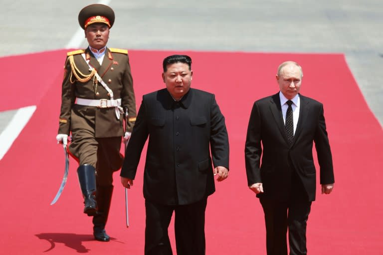 Le président russe Vladimir Poutine est reçu par le dirigeant nord-coréen Kim Jong Un lors d'une cérémonie sur la place Kim Il Sung à Pyongyang, le 19 juin 2024 (Vladimir SMIRNOV)