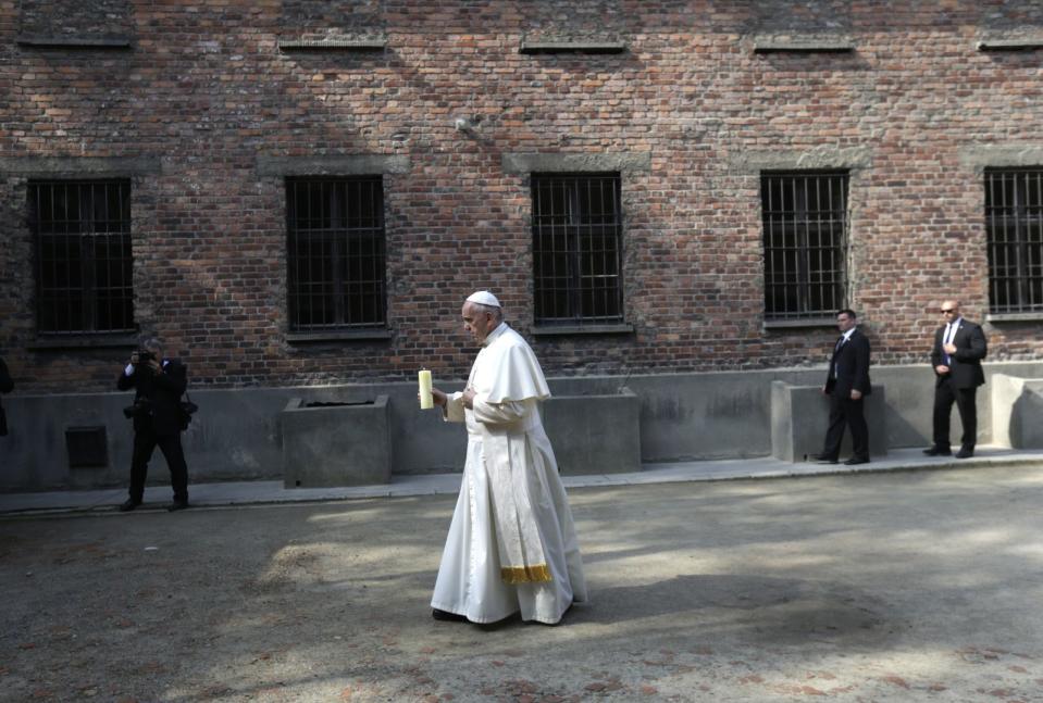 The pontiff walks to the Death Wall, the site where several thousand prisoners were shot dead. <span class="inline-image-credit">(Reuters/David W Cerny)</span>