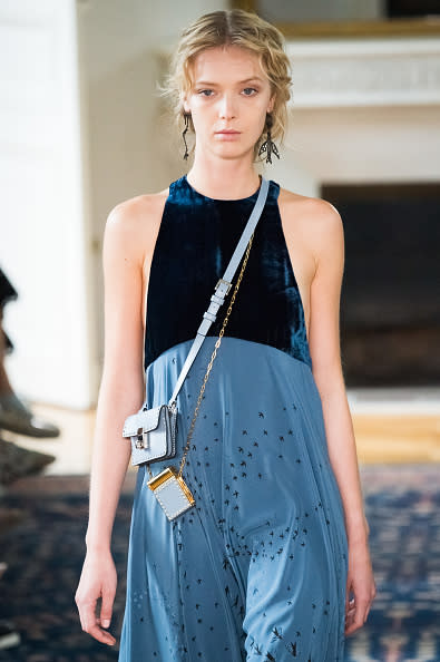 Crossbody bags diminutas. Valentino nos invita llevar una o más bolsas súper pequeñas, que crucen nuestro torso. En ellas pueden colocar poquitas pertenencias, pero se ven tan adorables que vale la pena animarse a la tendencia. - Foto: Francois Durand/Getty Images