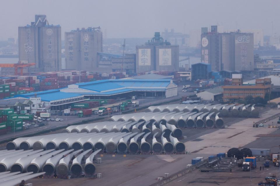 2023年4月18日，台灣台中港的風電渦輪機零件。路透社