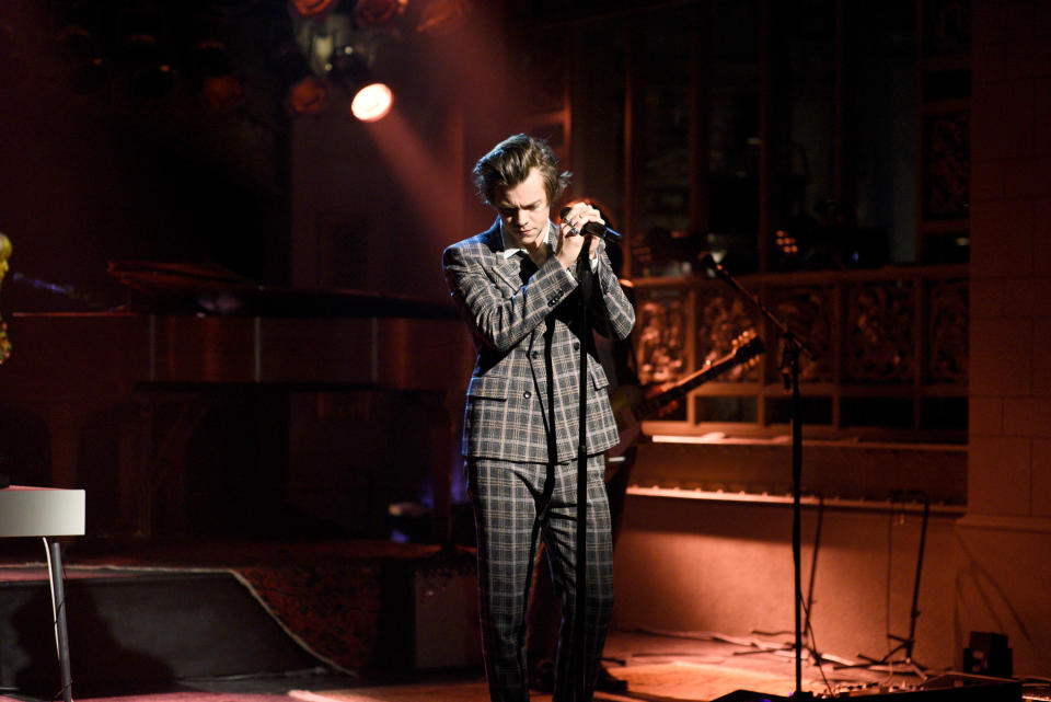 Musical guest Harry Styles performs 'Sign of the Times' on April 15, 2017 -- (Photo by: Will Heath/NBC/NBCU Photo Bank via Getty Images)