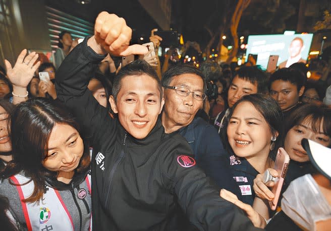 2020年1月11日，民進黨立委候選人吳怡農確定落選，吳怡農致詞後離開時受到民眾包圍。（本報資料照片）