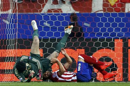 Chelsea's goalkeeper Petr Cech (L) collides with Atletico Madrid's Raul Garcia during his team's Champions League semi-final first leg soccer match at Vicente Celderon Stadium in Madrid, April 22, 2014. REUTERS/Darren Staples