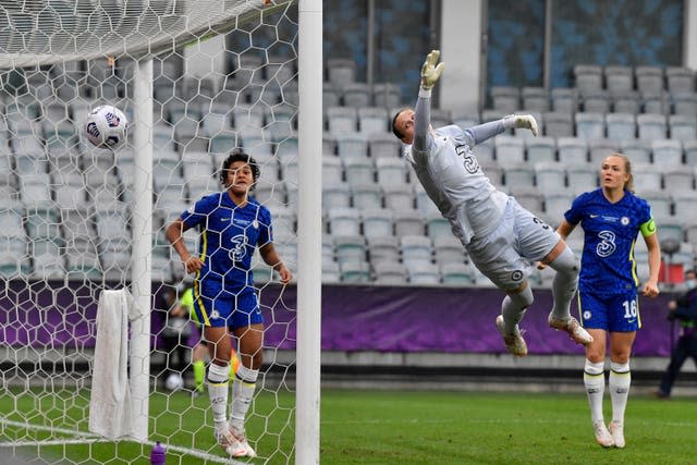 Ann-Katrin Berger fails to stop Melanie Leupolz's block looping in over her head