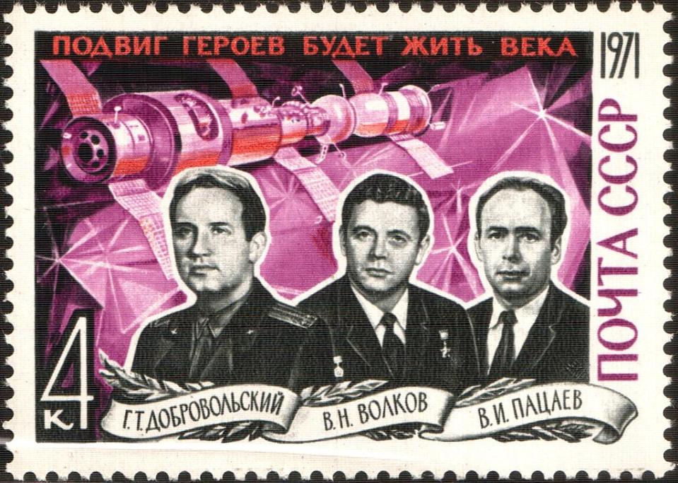 Sello de la URSS de 1971 en el que se homenajeó a la tripulación de la misión Soyuz 11. De izquierda a derecha Dobrovolski, Volkov y Patsayev. (Imagen creative commons vista en wikipedia).