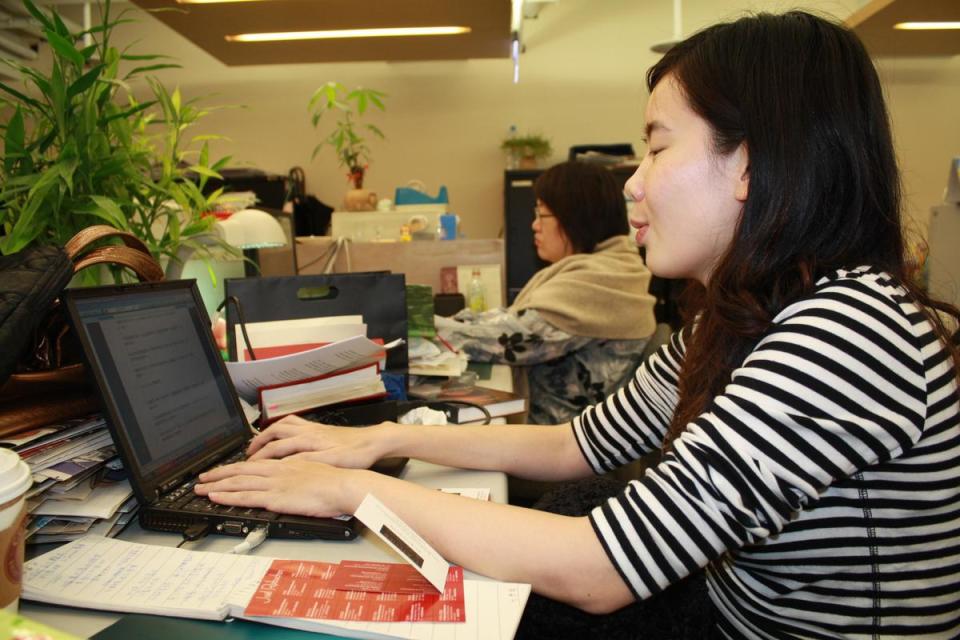 小八在《中國時報》辦公室的上班照。她對工作有份使命感，希望寫有觀點的評論，不願只吹捧高級餐廳。（小八提供）