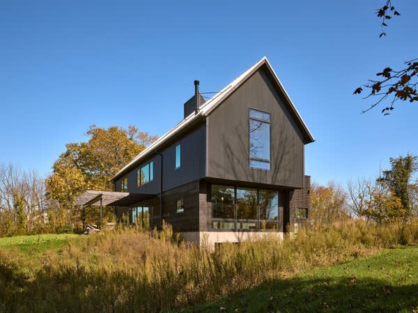 The home’s cantilevers are made possible by the insulated concrete formwork (ICF) shell. 