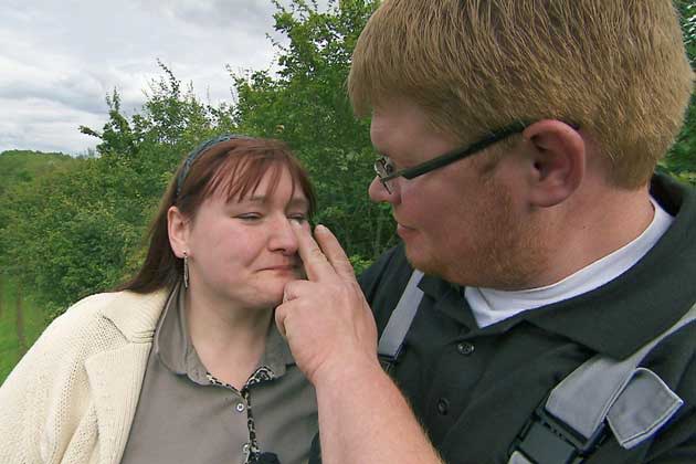 Überwältigt von der Aussicht – und den Gefühlen: Nicole und Peter (Bild: RTL)