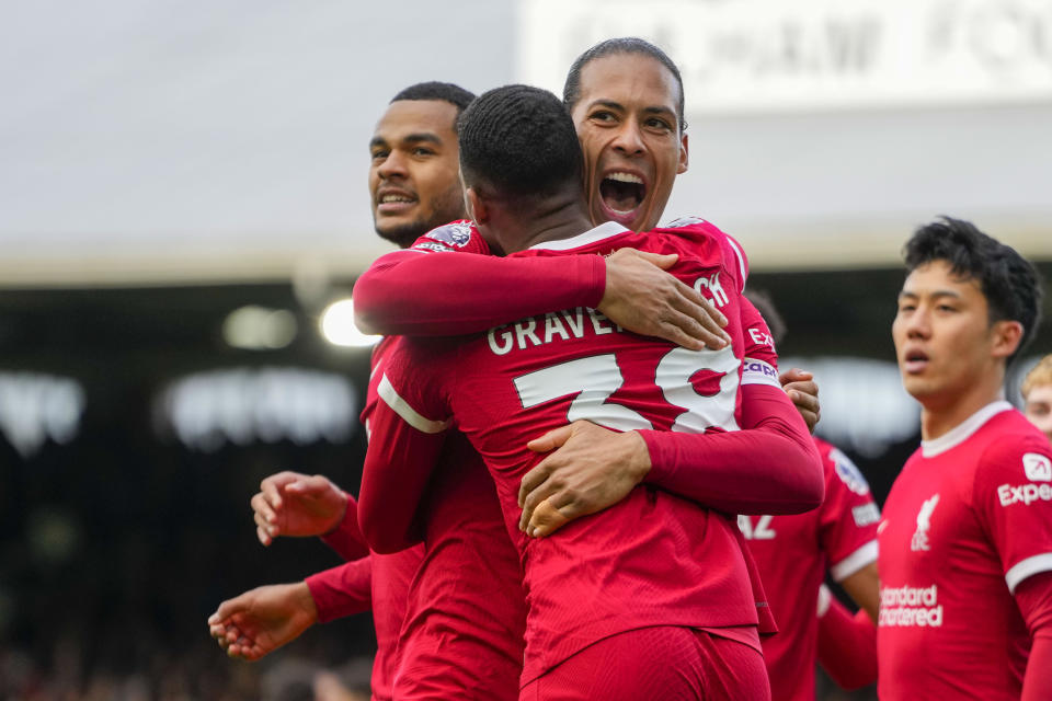 Ryan Gravenberch del Liverpool celebra con su compañero Virgil van Dijk tras anotar el segundo gol de su equipo en el encuentro ante el Fulham en la Liga Premier el domingo 21 de abril del 2024. (AP Foto/Kirsty Wigglesworth)