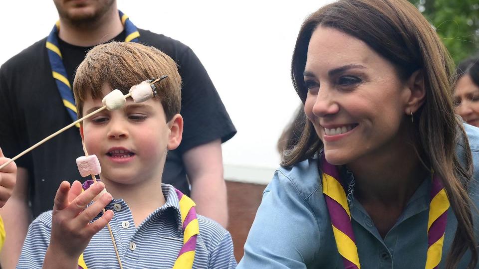 Princess Kate toasts her marshmallow alongside Louis