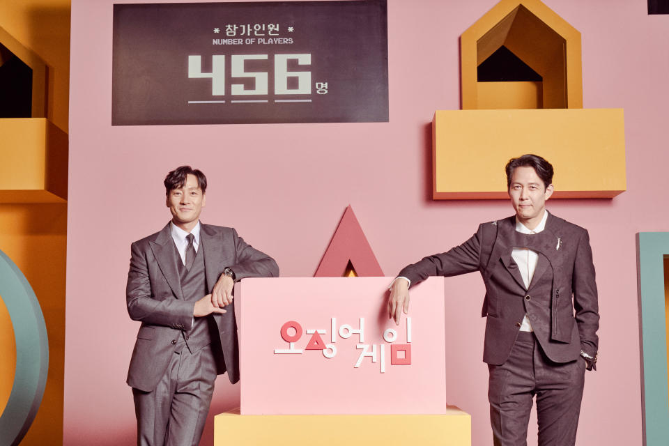 朴海秀（左）與李政宰（右）合作Netflix韓劇《魷魚遊戲》。圖／Netflix 提供