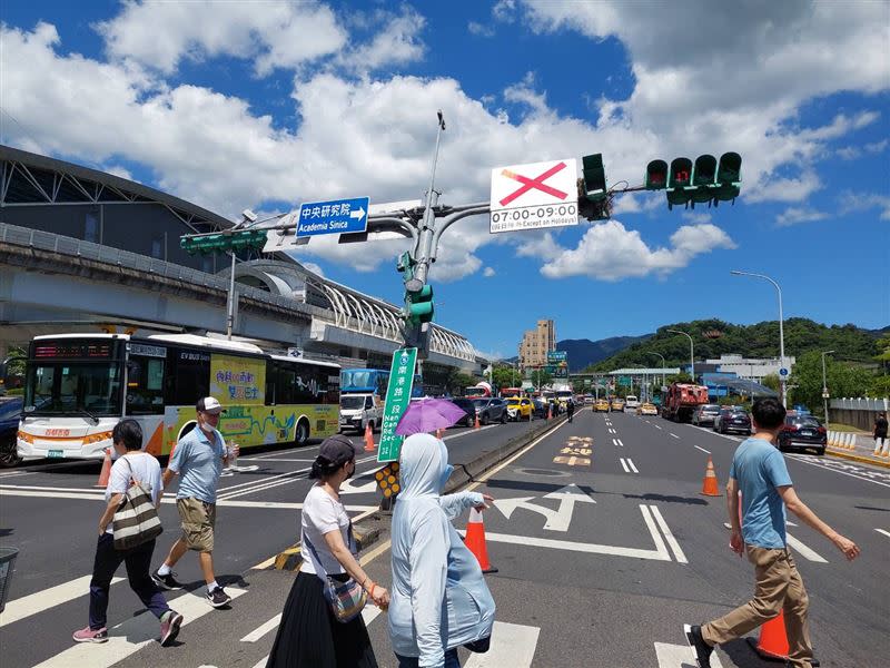 聯結車撞壞號誌燈。（圖／翻攝畫面）