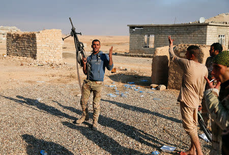 Members of the Iraqi Army fire weapons during clashes with Islamic State militants at the south of Mosul, Iraq December 12, 2016. REUTERS/Ammar Awad