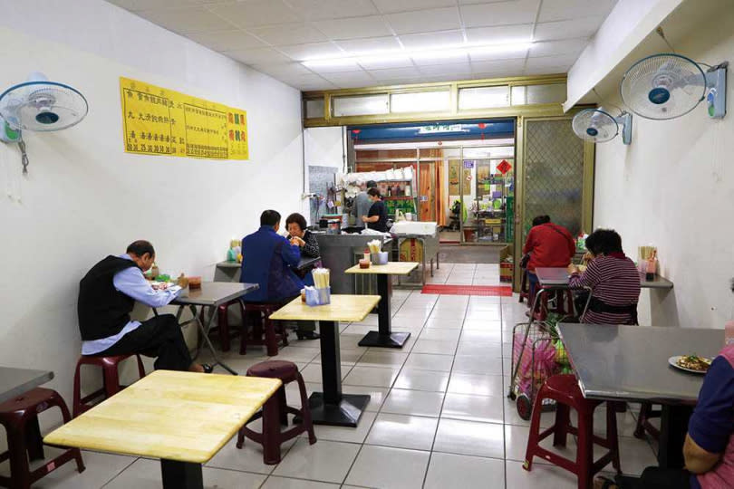 福州小吃店面簡潔乾淨，幾乎都是附近的在地人。（圖／于魯光攝）