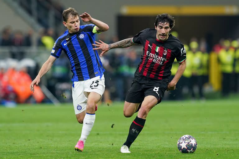 Sandro Tonali, en acción ante Nicoló Barella, en la semifinales entre Milan e Inter por la Champions League