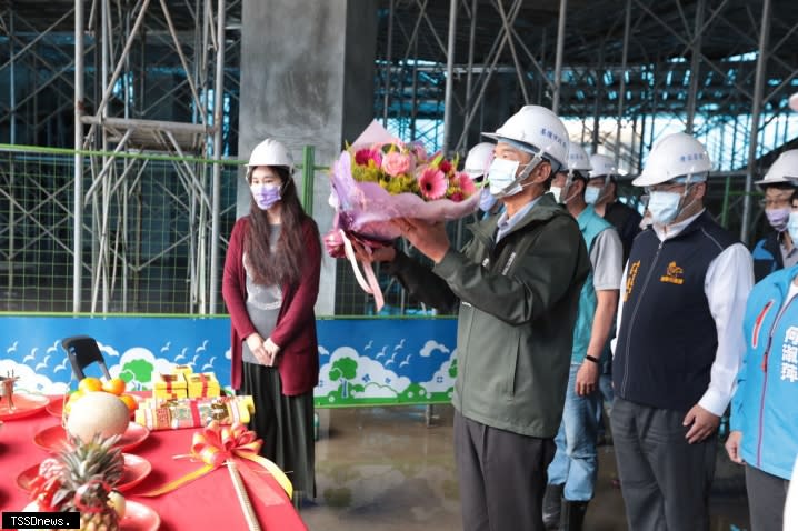 中興國小「老舊校舍改建暨停車場新建工程」，林永發副市長主持上樑儀式，多位議員也都到場共襄盛舉。（記者王世明攝）