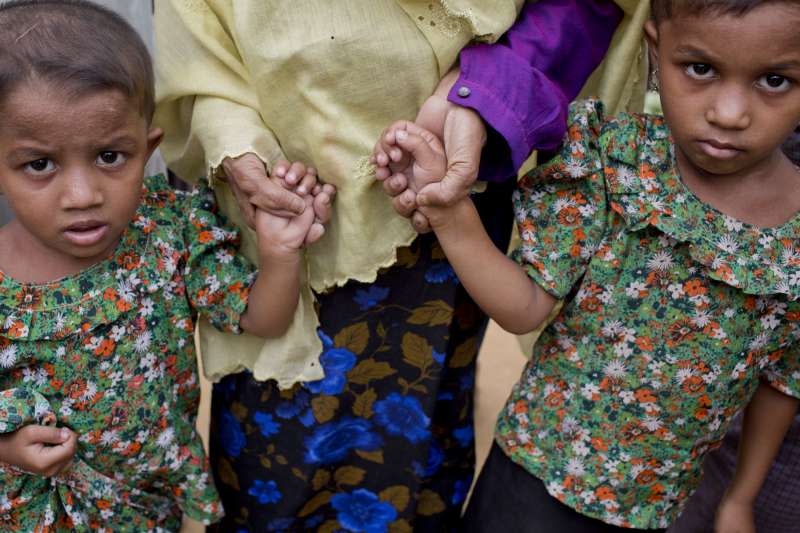 圖為逃至孟加拉難民營的羅興亞小孩。緬甸軍方全力鎮壓羅興亞族，至今逾60萬羅興亞難民逃至鄰國孟加拉。(美聯社)