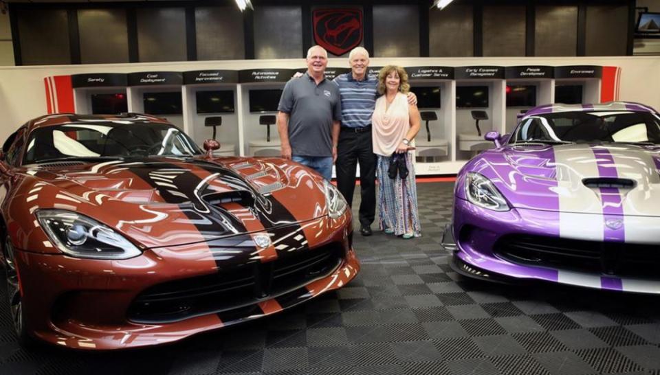 「與蛇共舞」！？美國德州夫婦在家「養」了79輛的Dodge Viper！