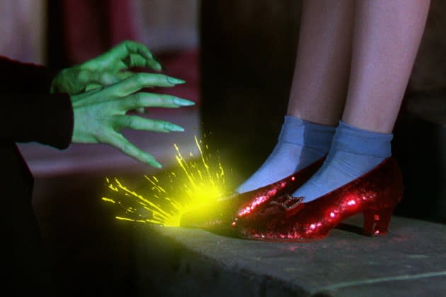 THE WIZARD OF OZ, from left: Margaret Hamilton, Judy Garland, 1939 - Credit: Everett Collection / Everett Col