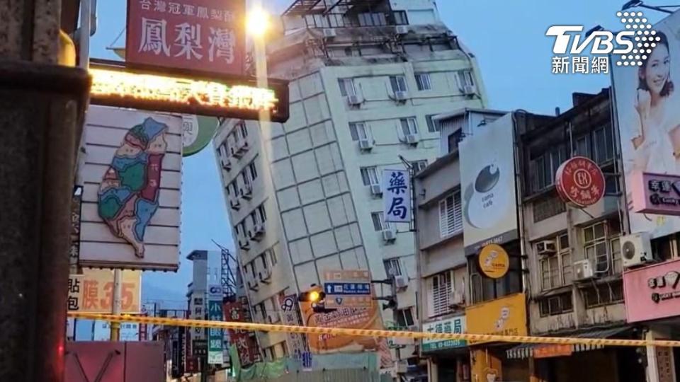 今日清晨的強震，造成花蓮市中山路154號「富凱大飯店」傾斜。（圖／TVBS）