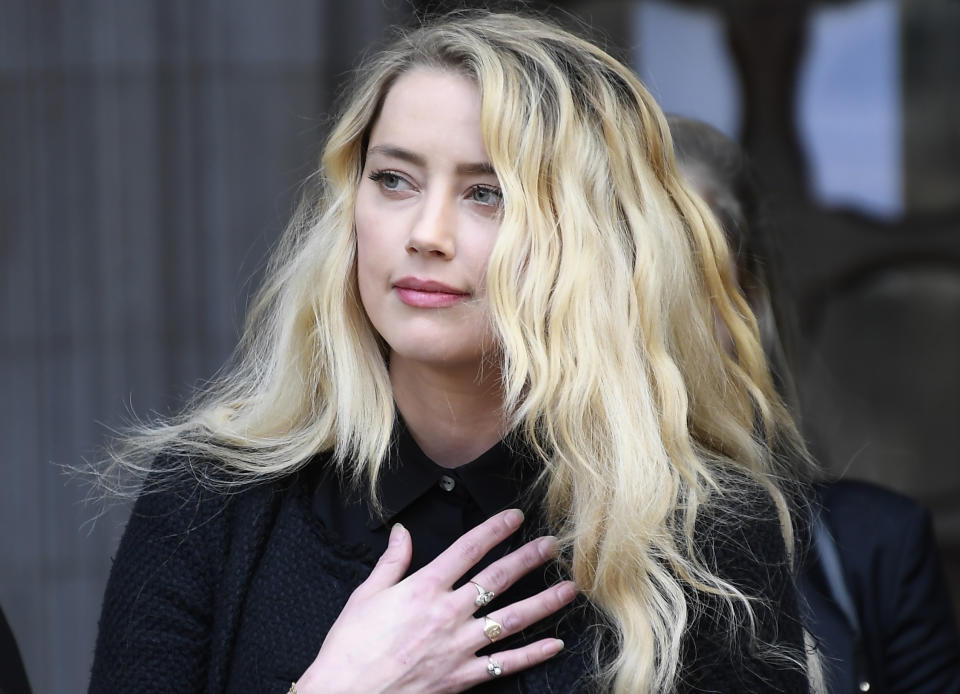 En esta foto del 28 de julio de 2020, la actriz estadounidense Amber Heard, exesposa del actor Johnny Depp, da una declaración al final del juicio afuera del Tribunal Supremo en Londres en una demanda presentada por Depp contra un tabloide británico que lo tildó de "marido golpeador". (AP Foto/Alberto Pezzali, Archivo)