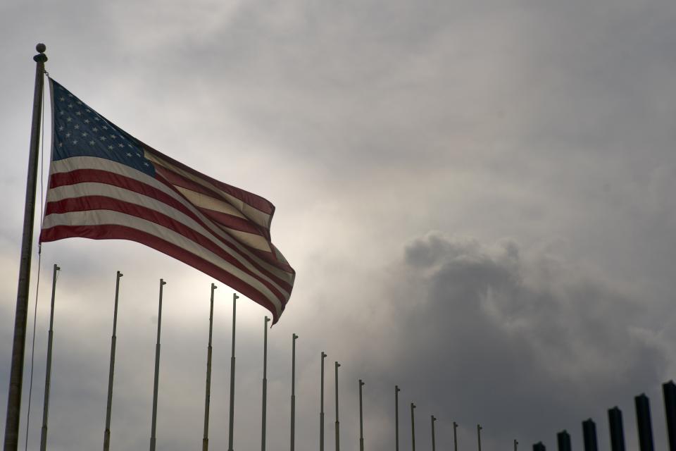 En esta foto de archivo, la bandera de Estados Unidos ondea en la embajada de Estados Unidos en La Habana, Cuba, el 18 de marzo de 2019, días después de que el Departamento de Estado de Estados Unidos anunciara que eliminaría una visa de turista de cinco años para cubanos. (Foto AP/Ramón Espinosa, Archivo)