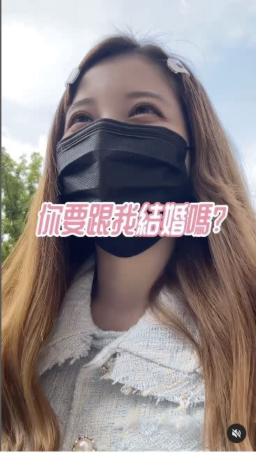 瑀熙在路上隨機找男路人，手牽手去戶政事務所辦理登記結婚。（圖／翻攝自瑀熙IG）