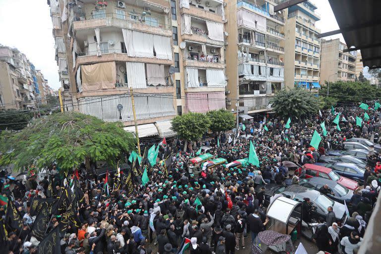 Asistentes al funeral de Saleh Al-Arouri, jefe adjunto de Hamas, y otros dos funcionarios de Hamas, en Beirut, Líbano, el 4 de enero de 2024. (Xinhua/Bilal Jawich) 