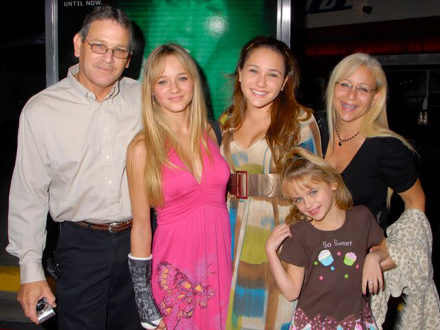 <p>Barry King/WireImage</p> Joey King with her sisters Hunter and Kelli and their parents arrive at the 'Quarantine' Premiere on October 9, 2008 in Buena Park, California.