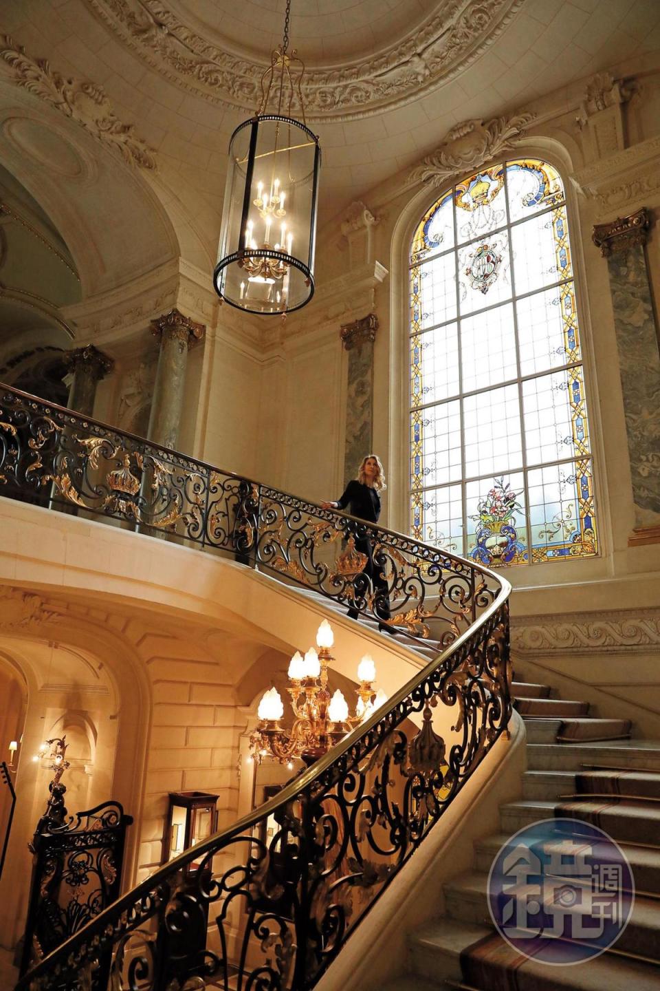 這座以鑲金皇冠為裝飾的迴旋梯，是巴黎香格里拉最經典的角落。