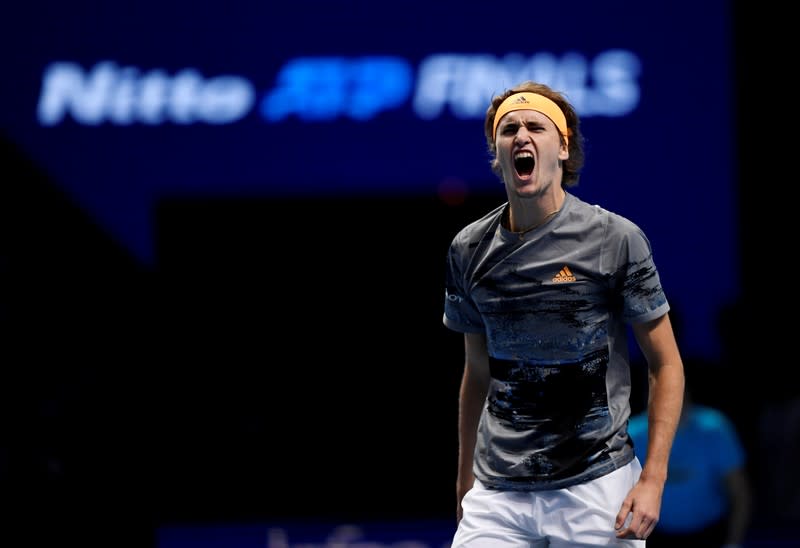 El alemán Alexander Zverev celebra tras ganar su partido de la fase de grupos del ATP Finals contra el español Rafael Nadal, en Londres