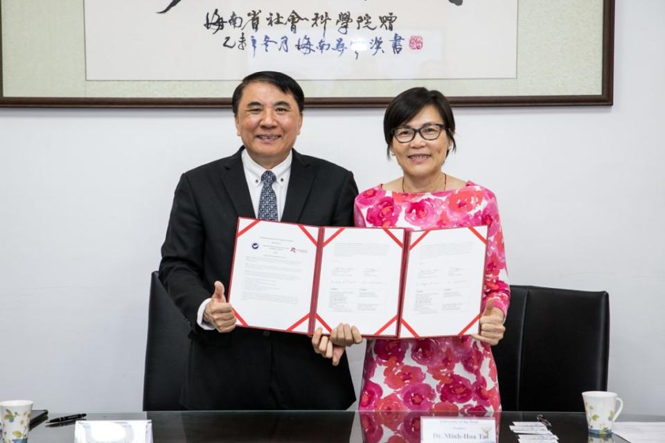 國立台灣海洋大學校長許泰文與美國西來大學校長謝明華，簽署合作備忘錄。（國立台灣海洋大學提供）