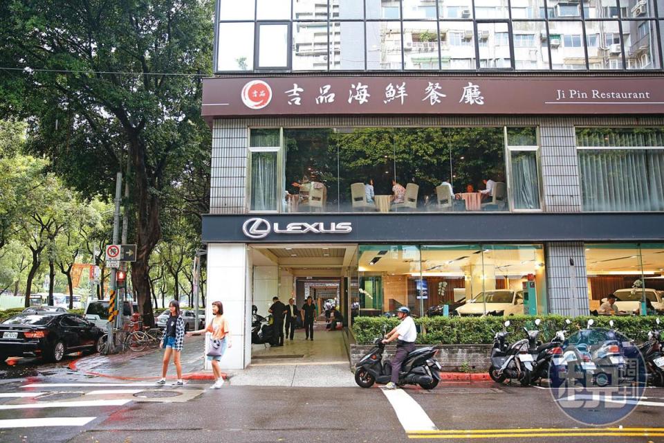 洪嘉聰曾與企業家友人一塊成立吉品海鮮餐廳，還買不少書來研究餐廳經營之道。