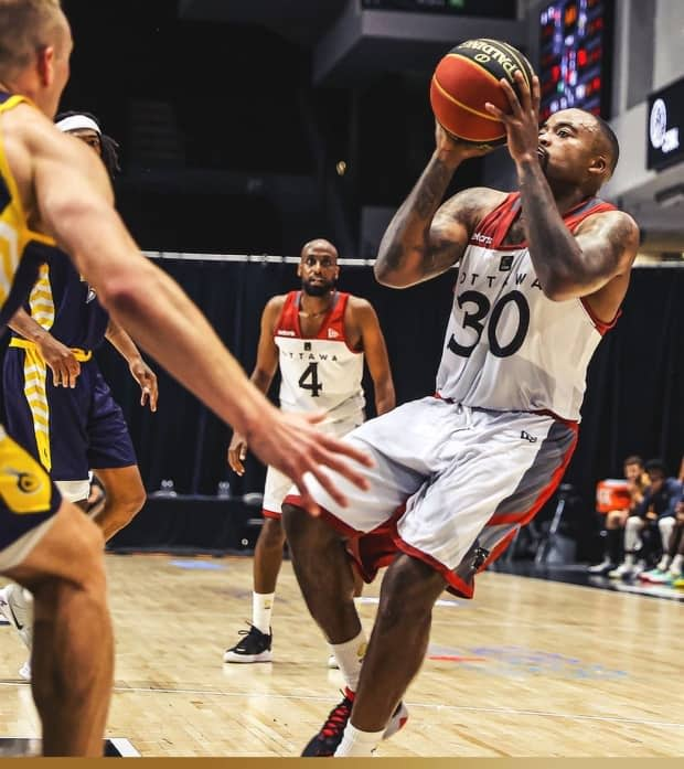 The Ottawa BlackJacks defeated the Edmonton Stingers 79-74 in CEBL action on Saturday.  (@CEBLeague/Twitter - image credit)