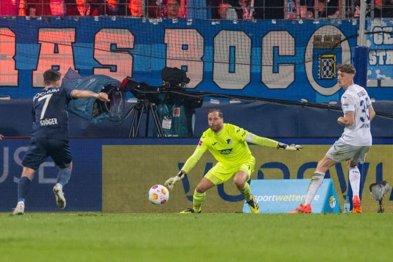 Bochum's Kevin Stoeger (L) scores his side's third goal during the German Bundesliga soccer match between VfL Bochum and TSG 1899 Hoffenheim at the Vonovia Ruhrstadion. David Inderlied/dpa