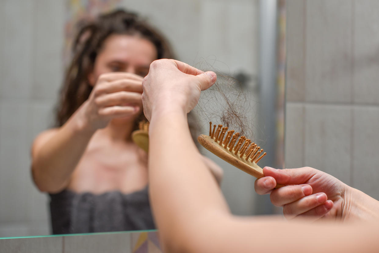 Cuando cepillamos el cabello es cuando más podemos notar la caída excesiva./Getty Images.