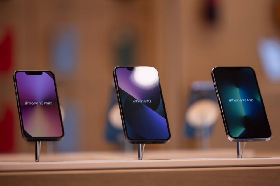 Los trabajadores de la fábrica fabrican productos de Apple, incluido el iPhone (Getty Images)