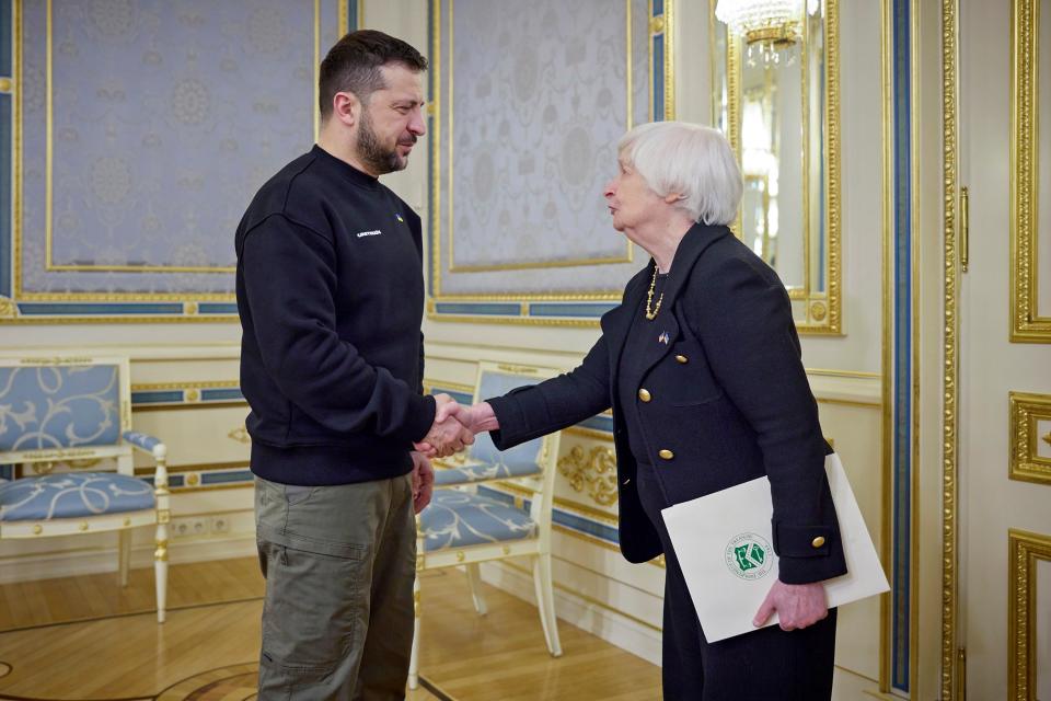 Ukrainian President Volodymyr Zelensky (L) shake hands with US Treasury Secretary Janet Yellen (EPA)