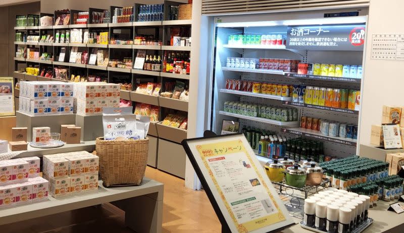 ▲餐飲＆食品販售區是誠品生活日本橋「最台」的區域，販售台灣甜辣醬、烏醋、米酒、番薯餅等。（圖／記者李琦瑋攝，2022.09.16）