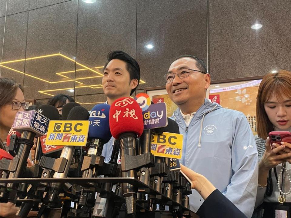 台北市長蔣萬安（左）、新北市長侯友宜同台出席世壯運企業參與記者會。（劉彥宜攝）