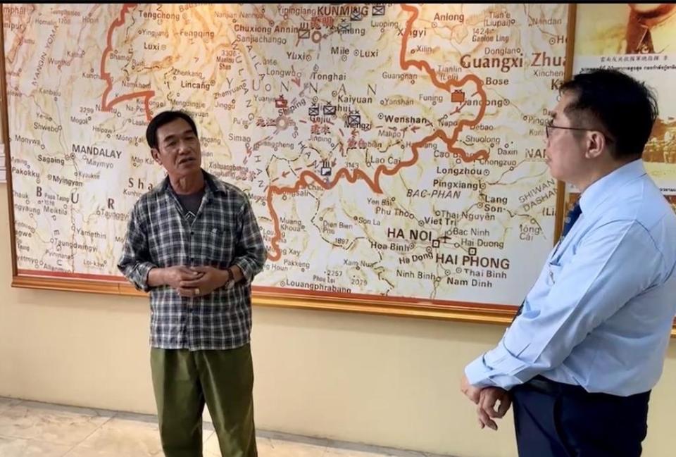 黃偉哲（右）造訪美斯樂的泰北義民文史館，緬懷早年異域孤軍在泰北為國家奮鬥而犧牲生命的義行。（台南市政府提供／曹婷婷台南傳真）