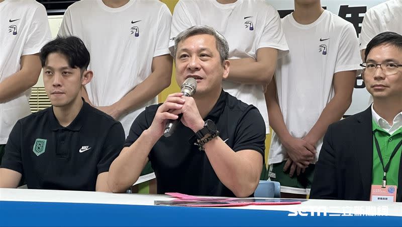 松山高中籃球隊傳奇教頭黃萬隆宣布正式從HBL退休。（圖／記者蔡厚瑄攝影）