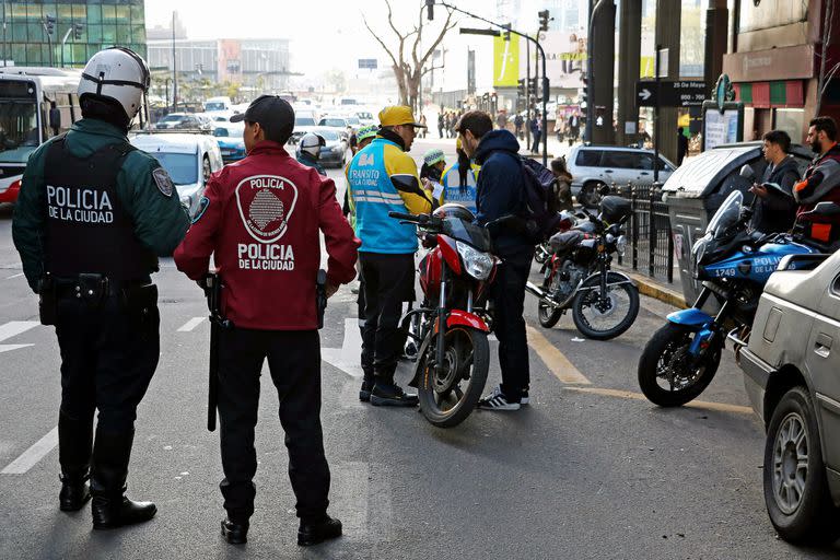 Personal de la Policía de la Ciudad durante un control