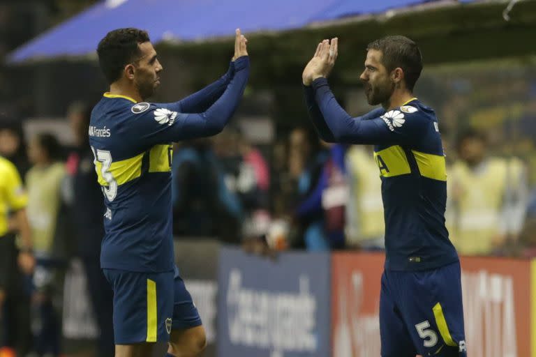 Carlos Tevez y Fernando Gago compartieron 84 partidos entre Boca y la selección, pero ahora se mirarán desde veredas opuestas, a la cabeza de los bancos de suplentes de Independiente y Racing en el Cilindro de Avellaneda.