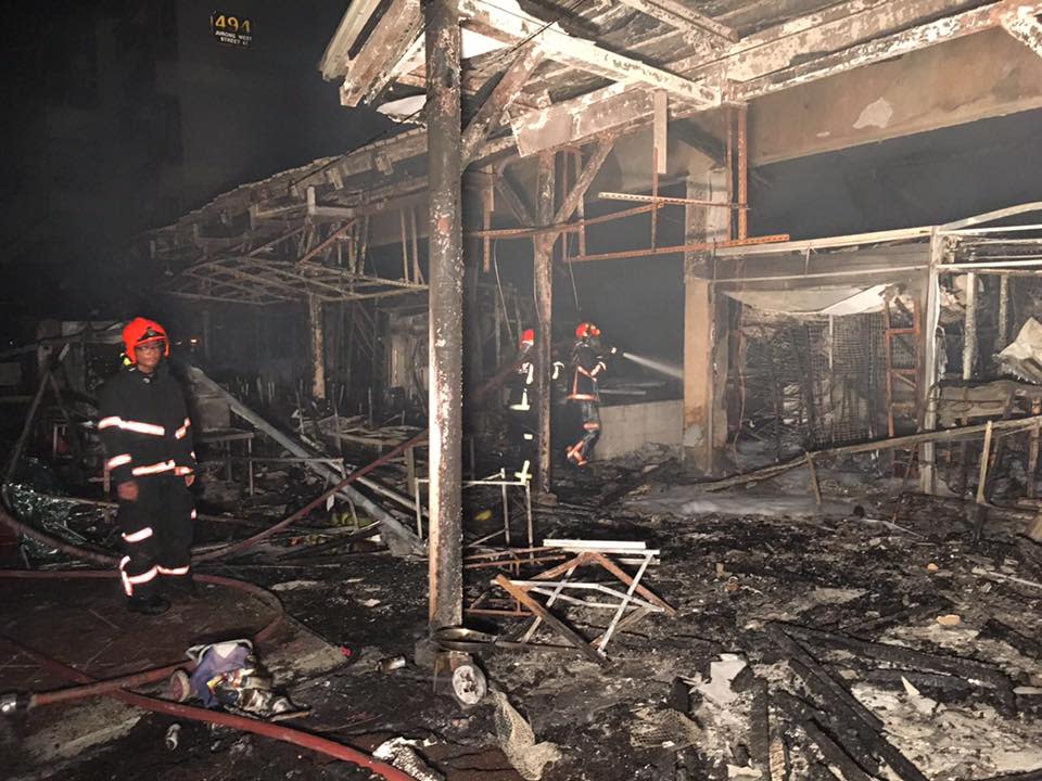 300 residents were evacuated after fire broke out at two coffeeshops and a wet market on 11 October 2016 (Photo: SCDF)