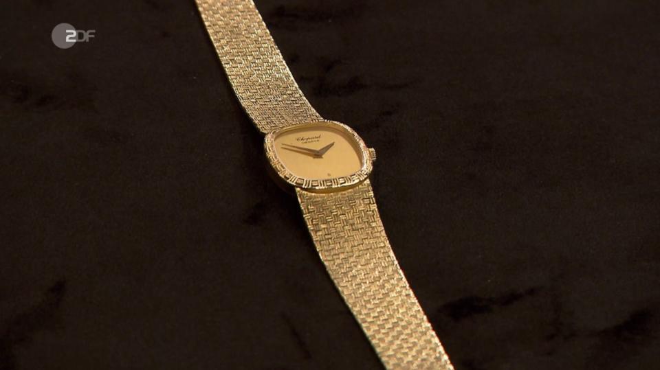 Der Wunschpreis für eine Damen-Armbanduhr von Chopard lag bei 2.300 Euro. Expertin Wendela Horz taxierte auf 2.000 Euro und im Händlerraum lag das höchste Gebot von Wolfgang Pauritsch sogar nur bei 1.700 Euro. Kein Verkauf und die Uhr ging wieder mit nach Hause. (Bild: ZDF)