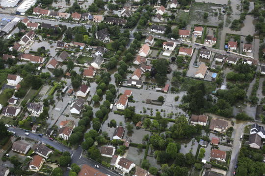 Thousands evacuated as floods batter Paris region