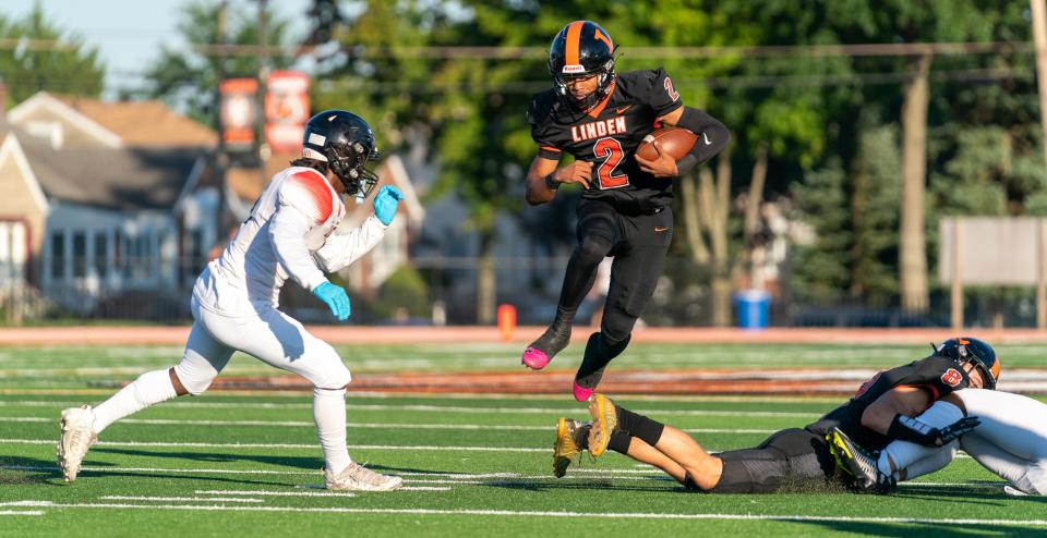 Linden's Tequan Thomas (2) runs the ball against Rahway on Friday night, Sept. 1, 2023, at Tiger Field in Linden.